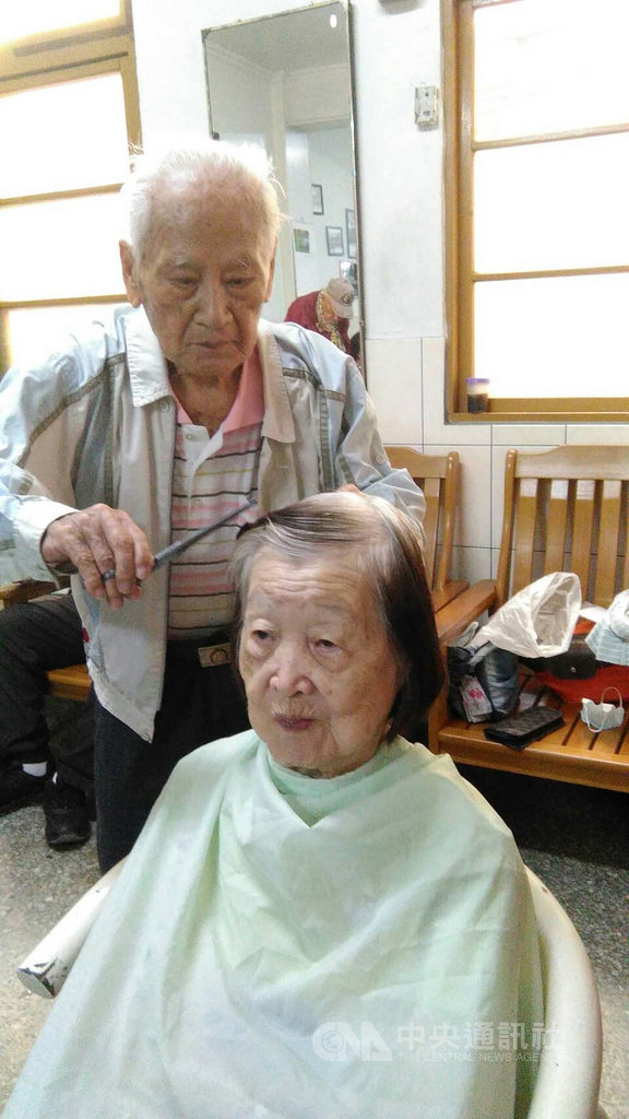 家住彰化的理髮師沈駿魁(後)20年前開始在埔里進行百人義剪服務,這份善念感染兒子及孫子,一家三代每年都會一同進行義剪,獲頒孝親獎表揚。(弘道老人福利基金會提供)中央社記者張茗喧傳真 108年10月20日