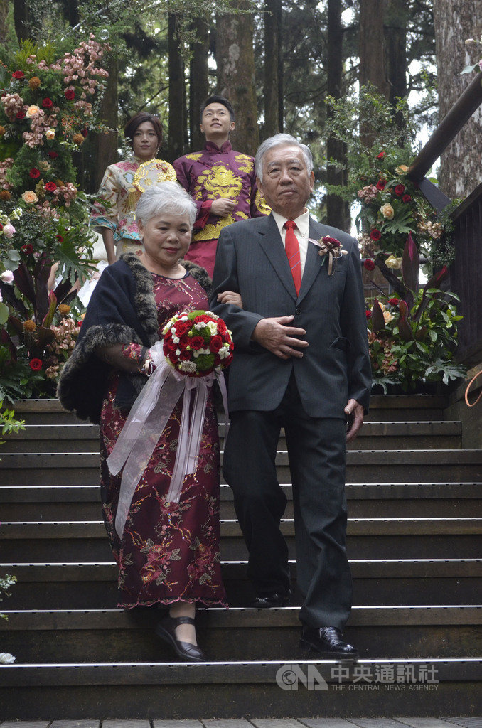 已經結縭43年的饒舜濱(前右)與李素月(前左)20日參加「阿里山神木下婚禮」活動,李素月說,當年結婚時沒度蜜月,所以硬拉老公來阿里山,再辦一次婚禮,就算是補未完的蜜月旅行,也見證女兒的幸福。中央社記者蔡智明攝 108年10月20日