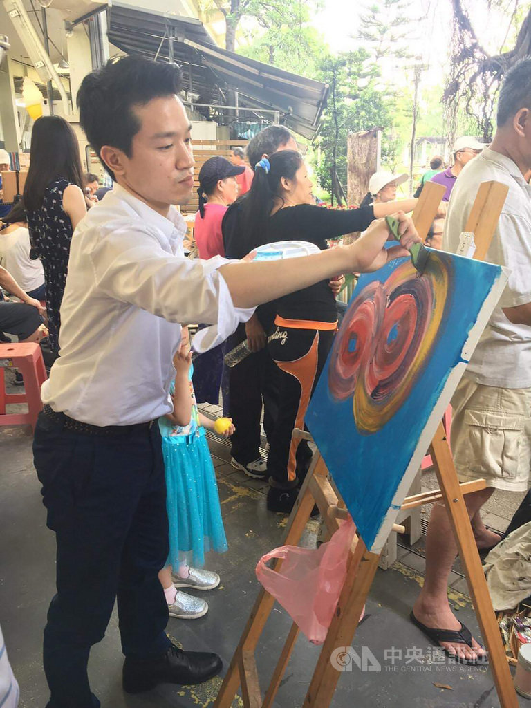 民進黨立委何志偉表示,作畫時能讓他進入類似冥想的狀況,進而改善注意力不集中等狀況,也可以從藝術中獲得成就感,因此他多年來推動兒童藝術教育,也和友人成立「假日畫市」。(何志偉辦公室提供)中央社記者王揚宇傳真 108年10月20日
