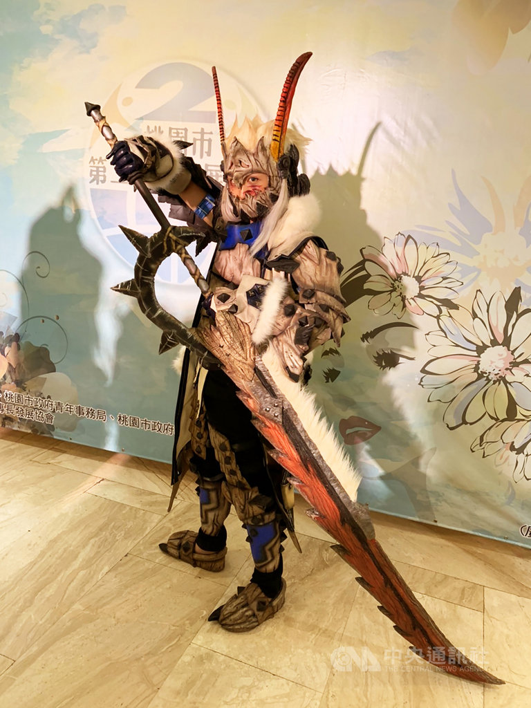 2019第三屆國際青年創意美學競賽暨交流發表會日前在桃園市舉辦,台北城市科技大學化妝品應用與管理系學生張雅堂參加美容美髮類的「cosplay創意動態組」,並以作品「魔物獵人冰牙龍」拿下金牌。(城市科大提供)中央社記者許秩維傳真 108年10月20日