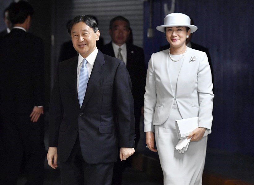 日皇德仁(前左)向國內外宣告即位的「即位禮正殿之儀」將於22日舉行。圖為日皇德仁與皇后雅子7日出席日本更生保護70週年大會。(檔案照片/共同社提供)