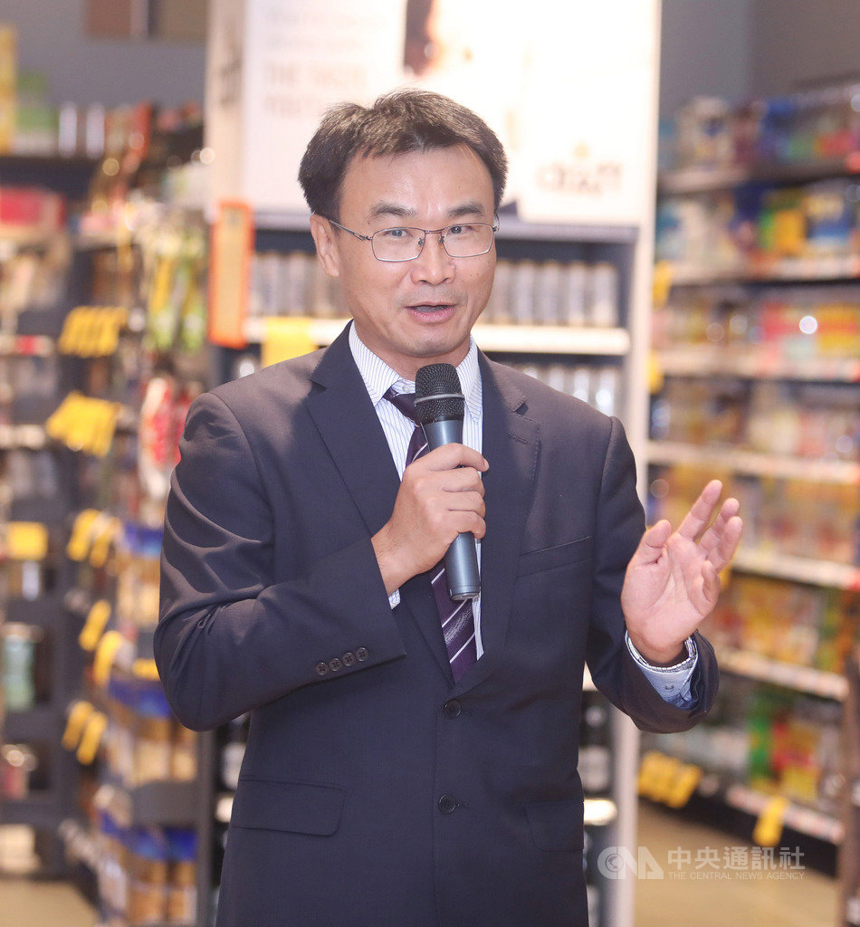 農委會主委陳吉仲(圖)出席星國「台灣農產食品專區」剪綵活動,他強調,在農業新南向政策推動下,農委會今年鎖定新加坡市場加強拓展。中央社記者黃自強新加坡攝 108年10月20日