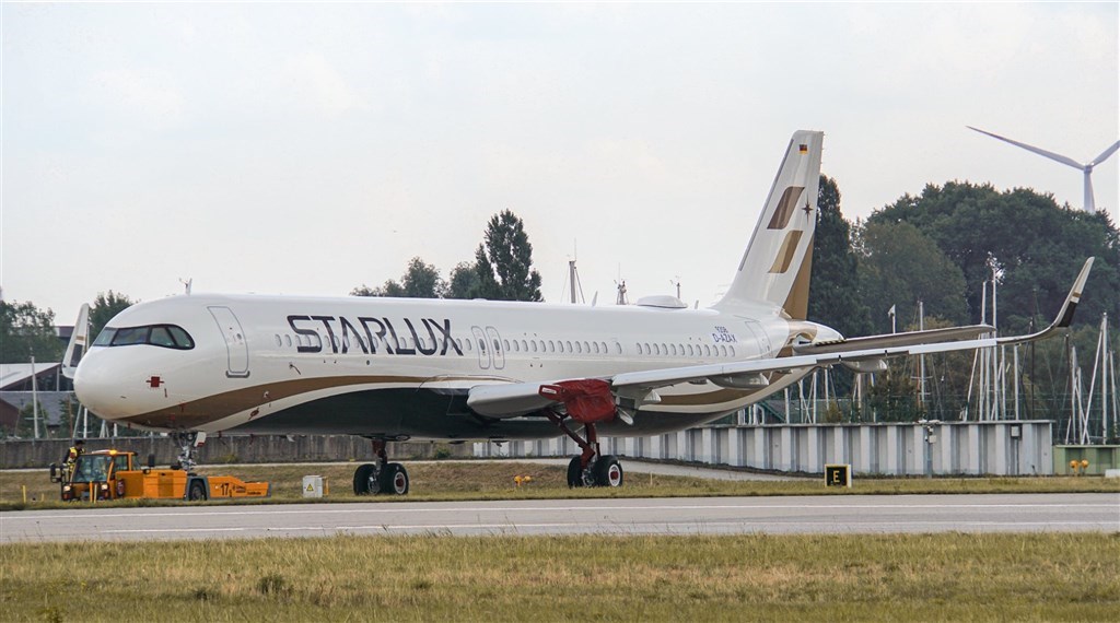 星宇航空首架A321neo客機將於10月28日由星宇航空董事長張國煒親自駕回。圖為星宇航空公布首架A321neo全機彩繪塗裝圖片。(圖取自facebook.com/starluxairlines)