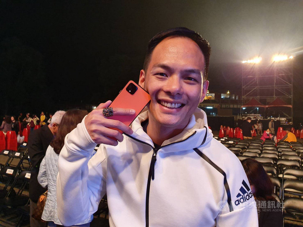 Google年度旗艦Pixel 4由台灣大哥大獨賣,總經理林之晨表示,上任以來就努力至今,盼雙方合作長長久久,他也預告台灣大後續每月都會推創新服務,持續往「科技電信業」之路邁進。中央社記者江明晏攝 108年10月21日