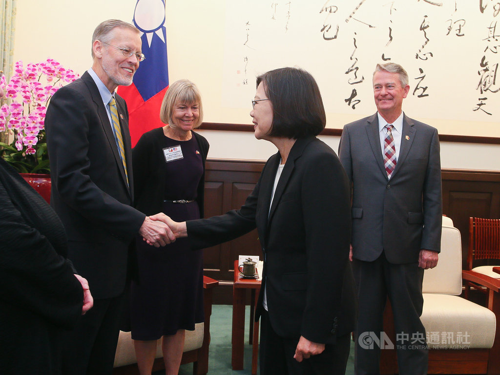 總統蔡英文(前右)21日上午在總統府接見美國愛達荷州州長李睿德(Brad Little)(後右)等人,與美國在台協會(AIT)處長酈英傑(William Brent Christensen)(前左)握手致意。中央社記者謝佳璋攝 108年10月21日
