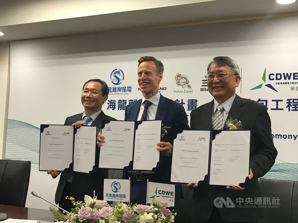台船環海董事長曾國正(右)與北陸能源總裁兼執行長Mike Crawley(中)、玉山能源執行長陳聰華(左)簽署台灣首宗大型離岸風電統包工程合約案。中央社記者潘羿菁攝 108年10月21日