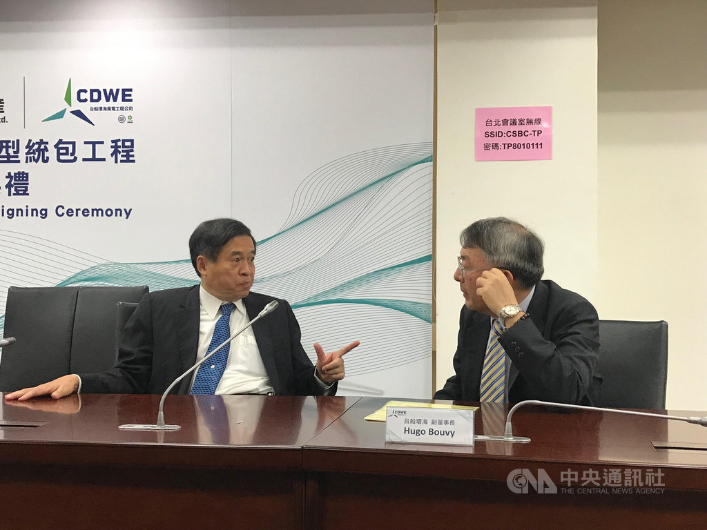 台船董事長鄭文隆(左)與台船總經理曾國正(右)21日出席台船環海簽約儀式,曾國正表示,目前造艦與商船接單順利,期盼台船明年可以從谷底回升。中央社記者潘羿菁攝 108年10月21日