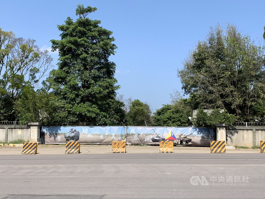 陸軍第十軍團586旅沈姓上士疑似墜樓,21日被發現倒臥在后里營區內大樓外草皮,急救後不治。十軍團指揮部表示,目前已封鎖現場與寢室,報請軍檢單位調查,釐清事發原因。中央社記者趙麗妍攝 108年10月21日