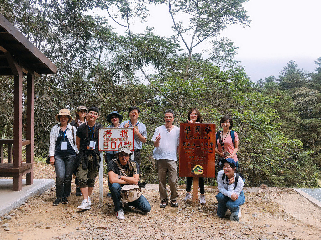 嘉義縣長翁章梁指出,梅山境內唯一的阿里山森鐵梨園寮車站,充滿懷舊的氣氛,歡迎大家到嘉義遊賞。(嘉義縣政府提供)中央社記者蔡智明傳真 108年10月21日