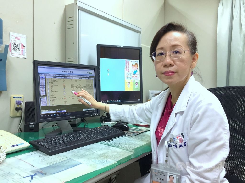 澄清醫院中港分院腎臟內科主治醫師陳燕蘭21日表示,罹患嚴重低血鈣症,發病的症狀類似腦中風,包括反應遲鈍、肢體無力,認知功能障礙等,若未即時補充氯化鈣可能會導致心律不整、心室顫動,嚴重時會奪人生命。(院方提供)中央社記者郝雪卿傳真 108年10月21日