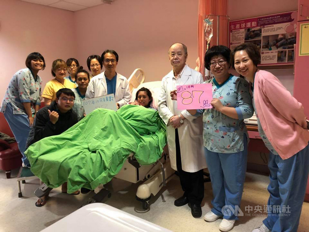 台東基督教醫院婦產科主任郭成興(前排左2)獲第29屆醫療奉獻獎,他到東基任職至今超過10年,在台東共接生了5148名新生兒,第87個新生兒的媽媽遠從綠島赴台東市生產。(台東基督教醫院提供)中央社記者李先鳳傳真 108年10月21日