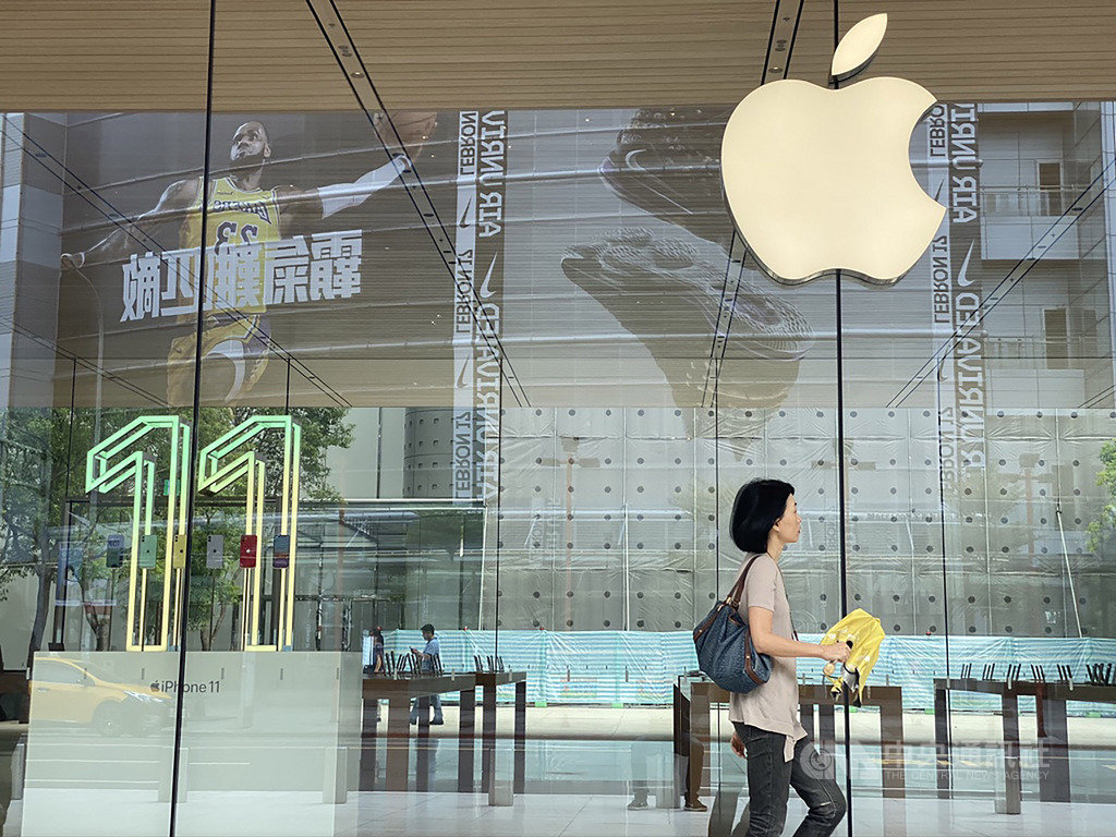 美系外資表示,iPhone 11銷售優於預期,帶動高階智慧型手機需求,看好大立光等蘋概股動能將延續到2020年上半年。圖為蘋果直營店展示iPhone 11。中央社記者吳家豪攝 108年10月21日