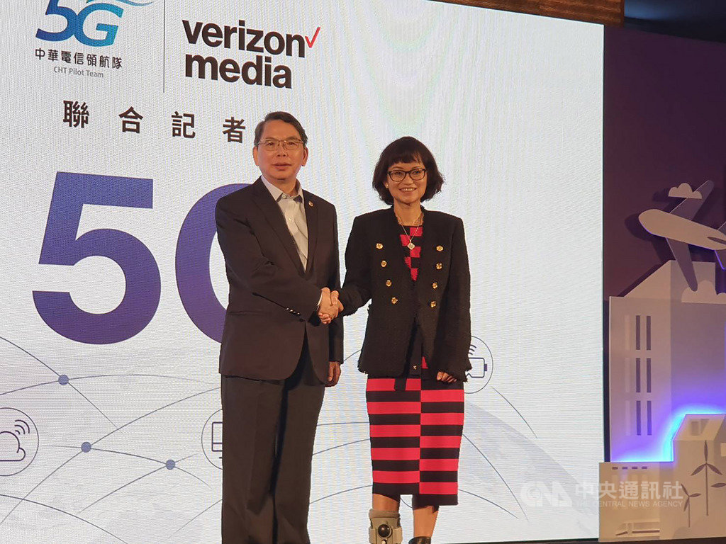 Yahoo (Verizon Media)宣布加入中華電信5G領航隊,為消費者打造沉浸式影音體驗。圖左為中華電信執行副總經理林國豐、圖右為Verizon Media亞太區共同董事總經理王興中央社記者江明晏攝 108年10月21日