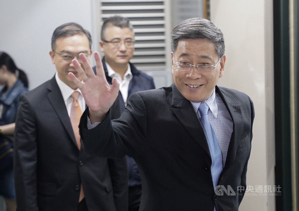 上海市台辦主任李文輝(前)21日前往台北市政府拜會市長柯文哲,向媒體揮手致意。中央社記者徐肇昌攝 108年10月21日