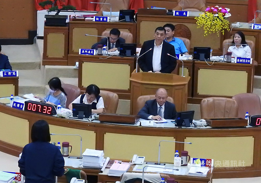 新北市消防局長黃德清(後中立者)21日在市議會備詢表示,新北市約有37萬戶仍未裝住警器,將加強宣導,以增加火警意外發生時民眾逃生時間,避免憾事。中央社記者王鴻國攝 108年10月21日