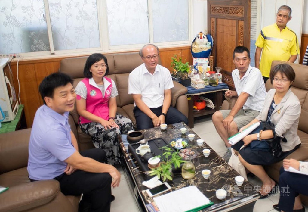 新北市鶯歌鳳鳴國小校長曾俊凱(左)熱心教育,曾獲校長領導卓越獎,21日凌晨不幸葬身火窟。民進黨立委蘇巧慧(左2)表示不捨與哀悼,在臉書張貼月初與曾俊凱會勘學校廁所設備與討論的照片。(蘇巧慧辦公室提供)中央社記者黃旭昇新北傳真 108年10月21日