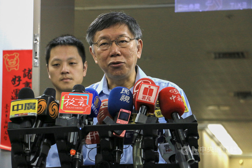 台北市長柯文哲(前)21日表示,國民黨總統參選人韓國瑜「有點可惜」,他只要穩紮穩打,將是國民黨最有能量的人,卻在2020總統大選一役上消耗,改革將更困難。中央社記者梁珮綺攝 108年10月21日