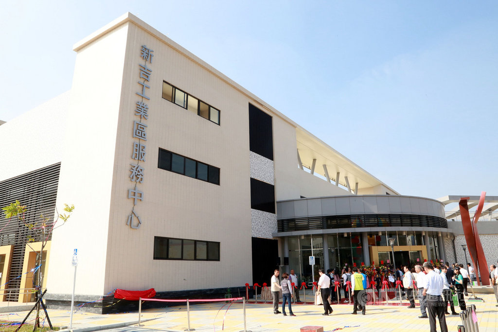 台南市新吉工業區服務中心21日落成,經發局指出,服務中心以「開啟幸福之門」與「展開夢想之翼」為設計理念,期望入區的廠商都能開啟幸福之門完成夢想。(台南市政府提供)中央社 108年10月21日