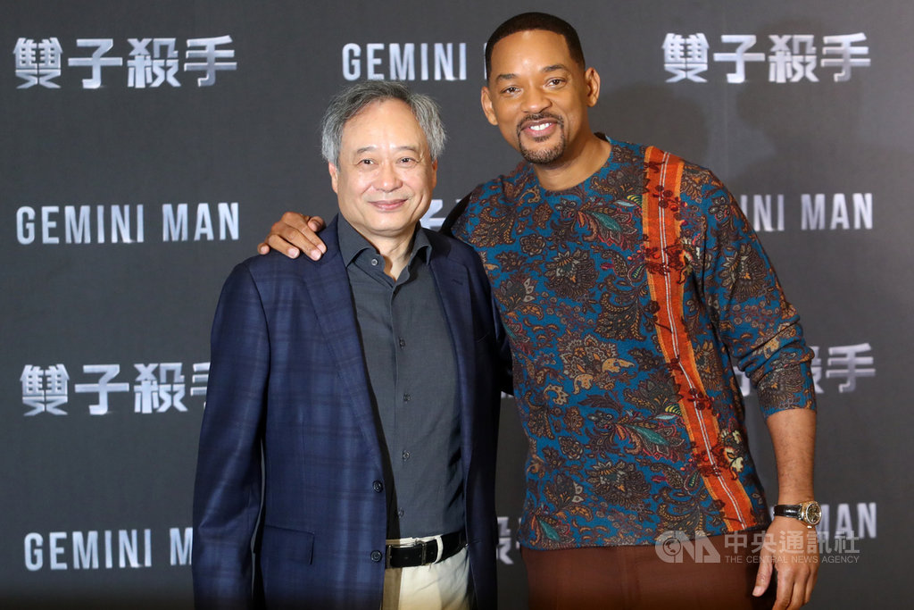 導演李安(左)新片找來美國影星威爾史密斯(Will Smith)(右)合作,兩人21日在台北為戲宣傳,李安說,威爾史密斯在片場每天一出現,都讓大家很開心,在世界各地不論走到哪,也都讓現場氣氛沸騰。中央社記者王騰毅攝 108年10月21日