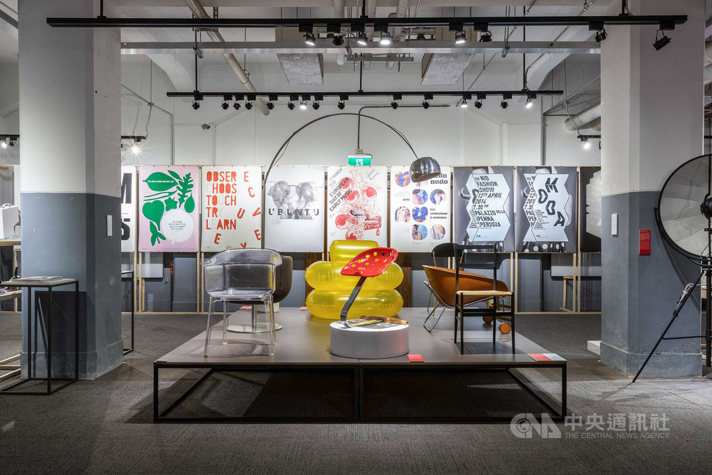 台灣設計館舉辦「義式百變風格」主題特展,展覽分為3區塊,從12個關鍵設計看義大利的經典與現代、「AIAP義大利視覺設計協會」經典海報作品展、精選義大利頂級工藝作品展。(台灣創意設計中心提供)中央社記者鄭景雯傳真 108年10月21日