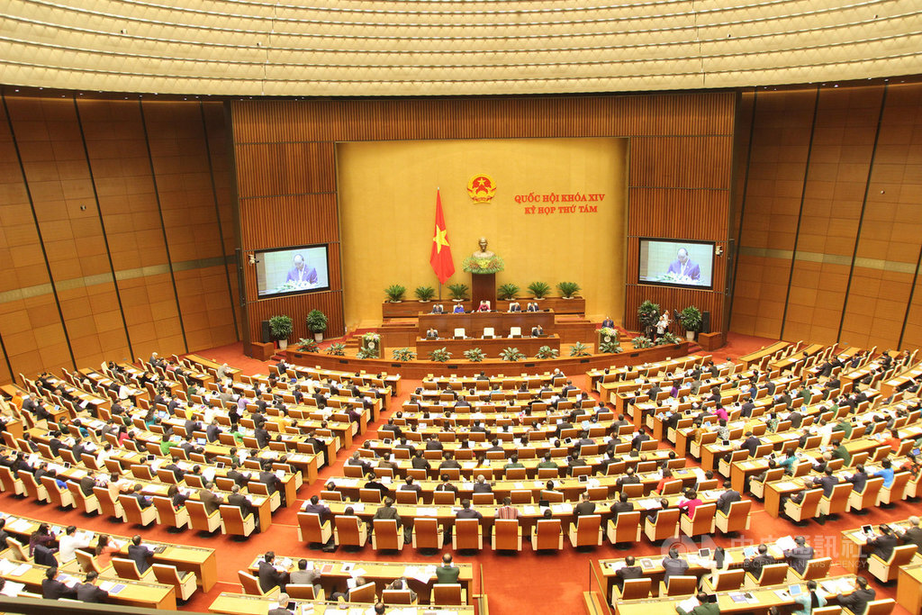 越南國會今天在河內開議,越方官員表示,中國7月起派遣探勘船違法進入越南的萬安灘,越南緊急出動船隻阻擾,兩國衝突對峙中。越方將堅持採取維護主權措施。中央社河內攝 108年10月21日