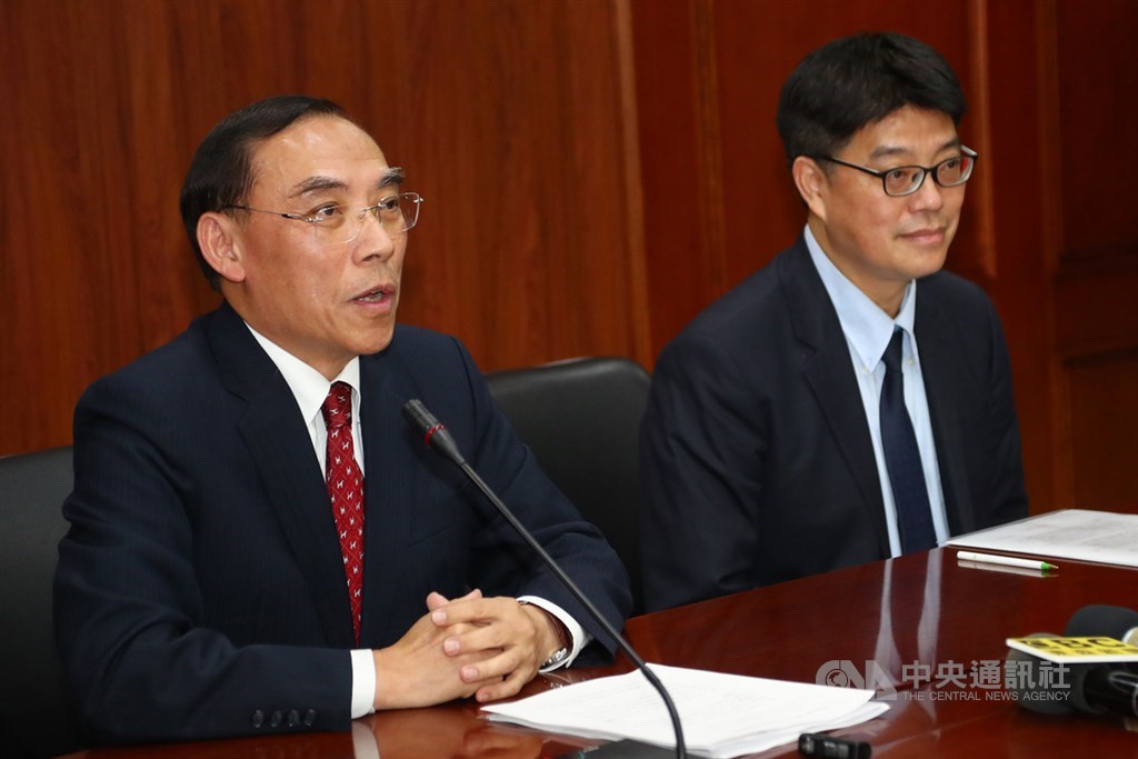 法務部長蔡清祥(左)、陸委會副主委兼發言人邱垂正(右)21日共同召開記者會,對外說明陳同佳案。中央社記者王騰毅攝 108年10月21日