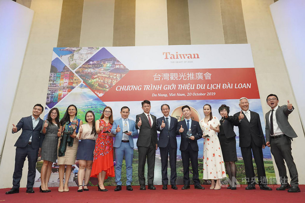 交通部觀光局20日在越南中部經濟重鎮峴港市辦理台灣觀光推廣會,推動「台灣優質行程標章」計畫,提升台灣旅遊產品形象。圖為與會代表舞台上合影。(駐胡志明市台北經濟文化辦事處提供)中央社河內傳真 108年10月21日