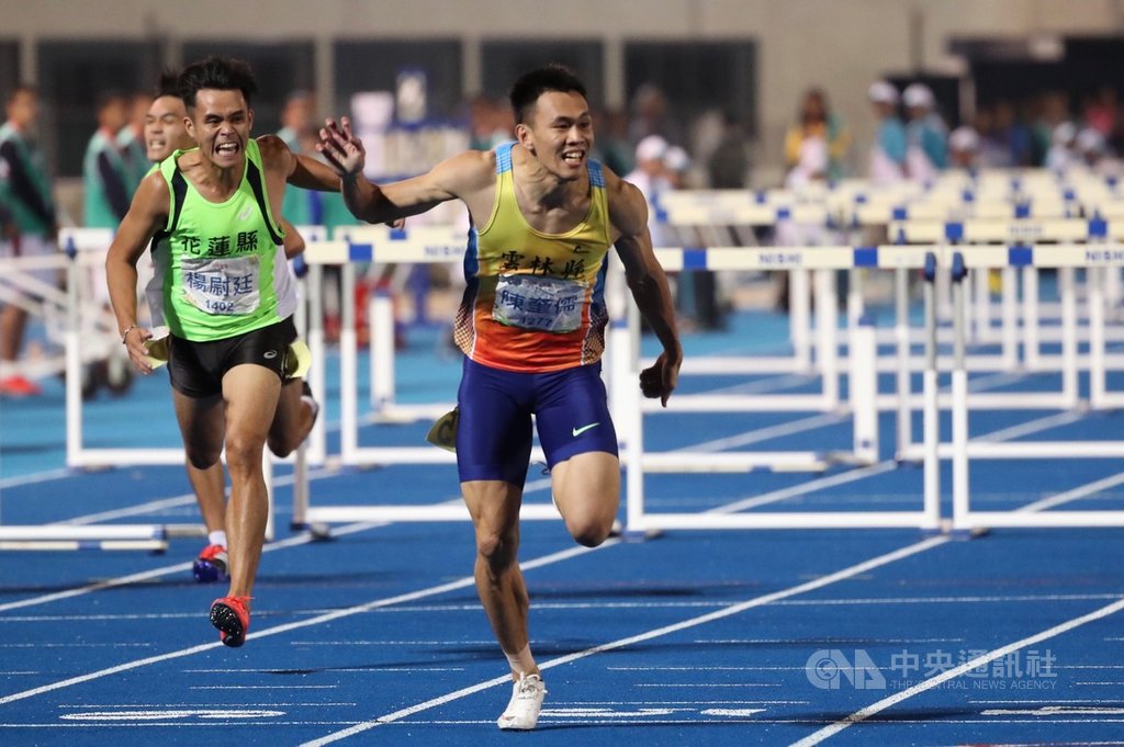 108年全國運動會男子110公尺跨欄決賽21日晚間在桃園市立體育場舉行,台灣田徑好手陳奎儒(右)以13秒36的成績奪冠,同時打破大會紀錄。中央社記者吳家昇攝 108年10月21日