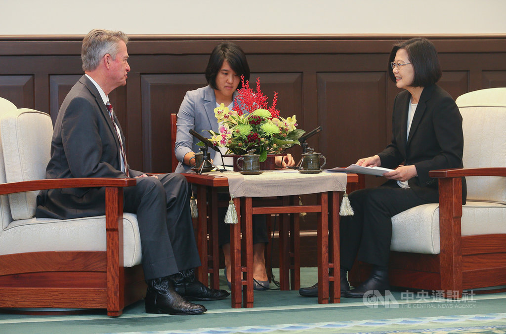 總統蔡英文(右)21日上午在總統府接見美國愛達荷州州長李睿德(Brad Little)(左)等人,希望持續提升雙邊關係,深化台美互惠互利的夥伴關係。中央社記者謝佳璋攝 108年10月21日