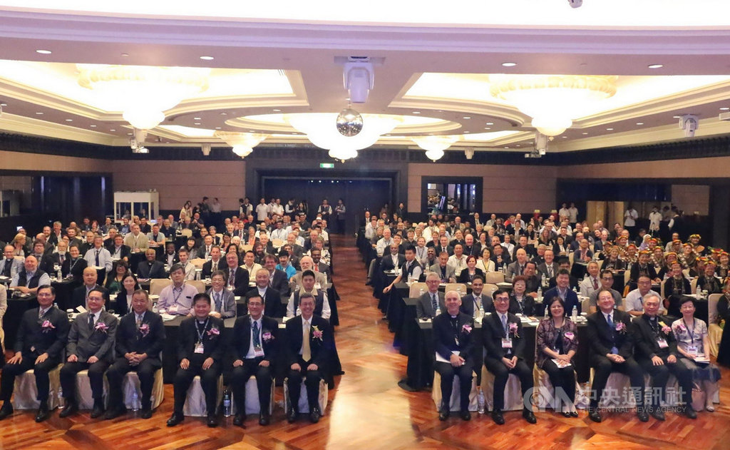 國際基督徒海事協會(ICMA)第11屆世界會議21日在高雄登場,副總統陳建仁(前左6)、高雄市副市長李四川(前右5)出席開幕式,與全球各地200多名港口與會代表合影。(高市府新聞局提供)中央社記者程啟峰高雄傳真 108年10月21日