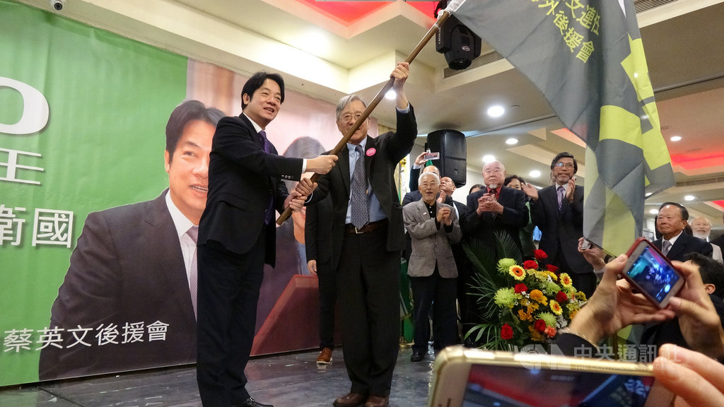 前行政院長賴清德(左)20日在紐約替總統蔡英文輔選,向大紐約及新澤西後援會代表授旗。中央社記者尹俊傑紐約攝 108年10月21日