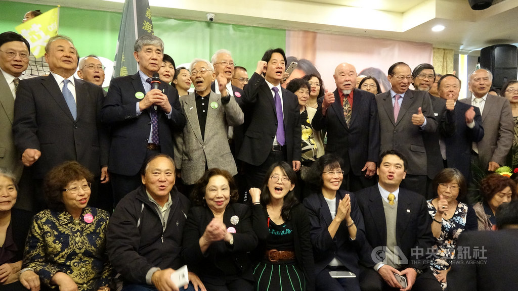 前行政院長賴清德(後排中間戴紫色領帶者)20日在紐約替總統蔡英文輔選,與僑胞合影時呼口號盼蔡總統連任、民進黨國會席次過半。中央社記者尹俊傑紐約攝 108年10月21日