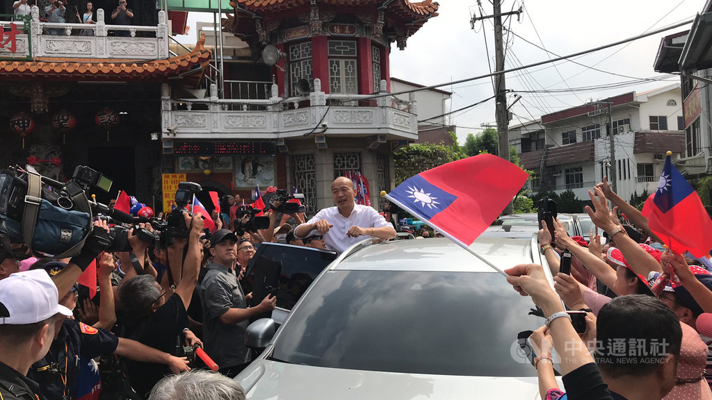 國民黨總統參選人韓國瑜(中)21日走訪嘉義地區,受到支持者熱情歡迎。中央社記者姜宜菁攝 108年10月21日