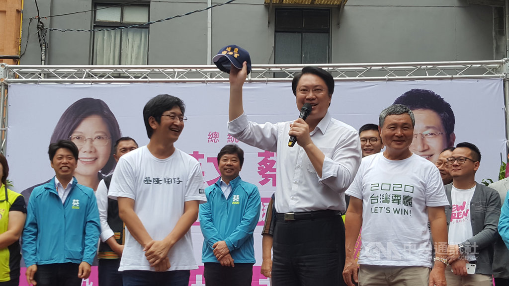 基隆市長林右昌(前右)21日出席「總統蔡英文、立委蔡適應後援總會辦公室」揭幕典禮,贈送蔡適應(前左)彰化「埔鹽順澤宮」帽子,祝福蔡適應高票當選。中央社記者王朝鈺攝 108年10月21日
