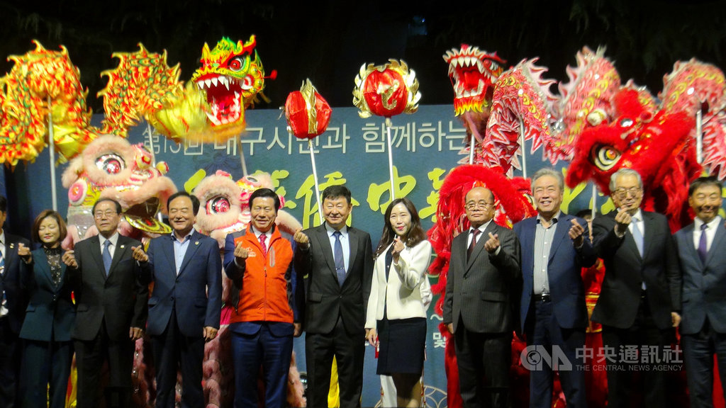 駐釜山辦事處處長吳尚年(右5)於19日晚間應邀參加「大邱華僑中華文化祝祭」後,與漢城華僑協會會長李寶禮(右4)、僑務委員孫寶忠(右3)及大邱華僑協會會長臧汝林(右6)等合影。中央社記者姜遠珍大邱攝 108年10月21日