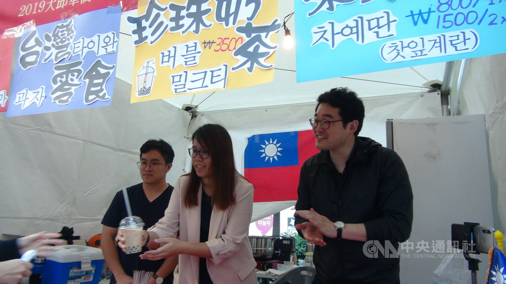 嫁到韓國的台灣婦女19日在「大邱華僑中華文化祝祭」會場懸掛中華民國國旗,以台灣零食可樂果、沙其馬、茶葉蛋、珍珠奶茶向韓國訪客弘揚台灣點心文化,頗吸引訪客造訪。中央社記者姜遠珍大邱攝 108年10月21日