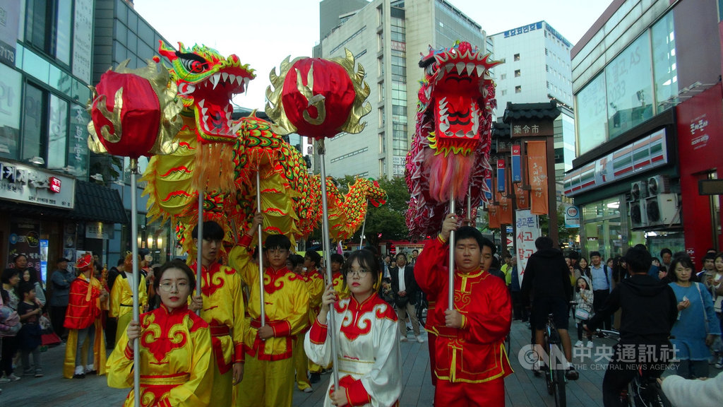 第13屆「大邱華僑中華文化祝祭」19日在大邱市舉行,釜山僑中祥龍隊在大邱助興演出並上街遊行。中央社記者姜遠珍大邱攝 108年10月21日
