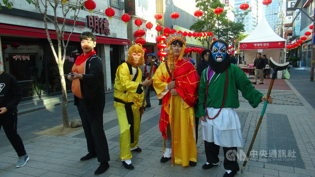 第13屆大邱華僑中華文化祝祭19日在大邱市鬧區開幕,華僑學生扮演著西遊記裡的唐僧師徒造型在現場助興。中央社記者姜遠珍大邱攝 108年10月21日