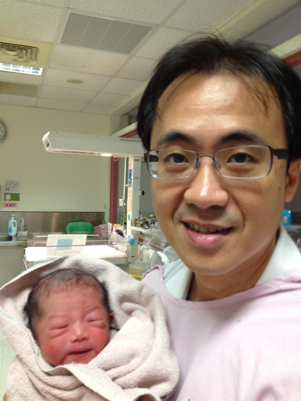 郭成興到台東基督教醫院任職至今超過10年,共計在台東縣接生了5148名新生兒,等於從2009年起至今,全台東縣3成新生兒都由他的團隊接生。(圖取自郭成興臉書網頁facebook.com)