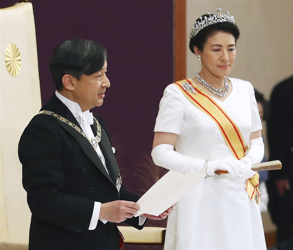 日本22日將舉行日皇德仁向國內外宣告即位的「即位禮正殿之儀」,各國重要人物齊聚東京。圖為5月日本皇室舉行「即位後朝見之儀」,德仁即位後與新皇后雅子首度與代表國民的人士見面的儀式。(共同社提供)