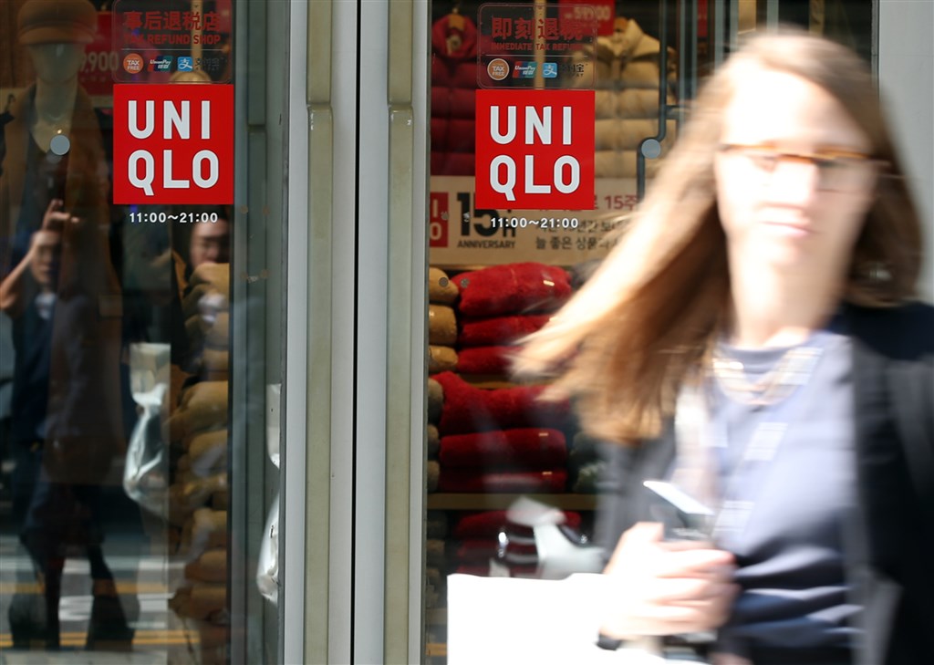 Uniqlo廣告在南韓引發爭議,21日多處Uniqlo店門外有人抗議。圖為南韓Uniqlo門市。(韓聯社提供)
