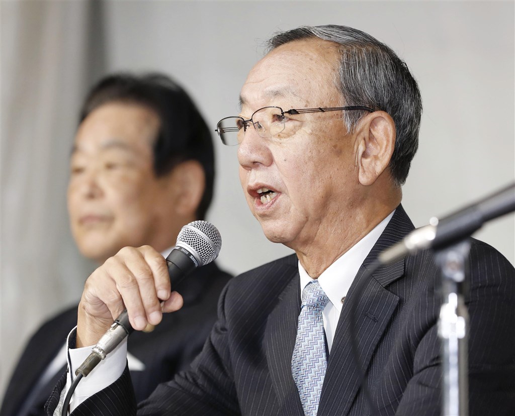 2019年澤村賞從缺,評審委員會委員長堀內恒夫(右)說,巨人隊投手山口俊與火腿隊投手有原航平雖然都很努力,但不想降低澤村賞的水準。(共同社提供)