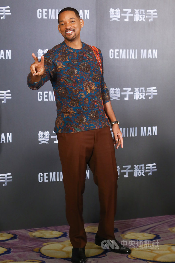 美國影星威爾史密斯(Will Smith)(圖)21日在台北出席記者會,宣傳23日將在台上映的新片「雙子殺手」,手比出YA,展現輕鬆活潑的一面。中央社記者王騰毅攝 108年10月21日