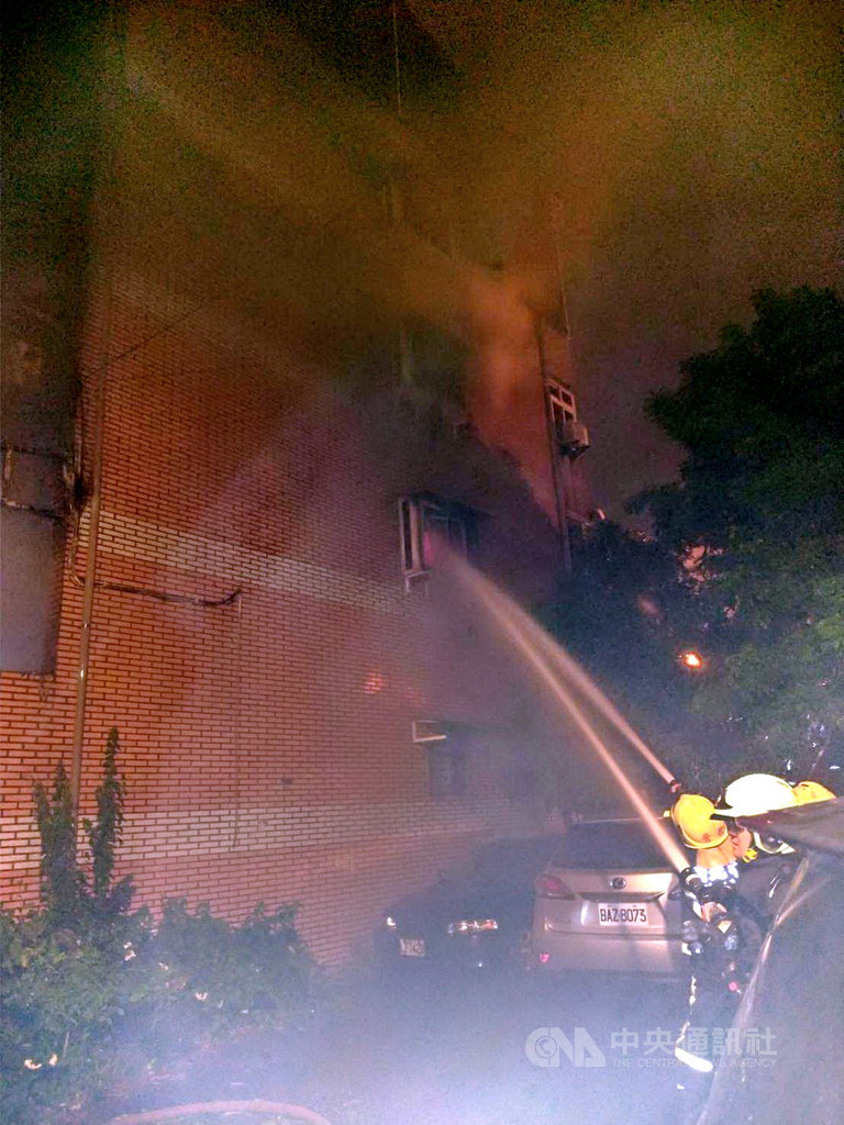 新北市鶯歌區21日凌晨發生火警,造成鳳鳴國小校長曾俊凱等3人死亡。市府消防局指出,頂樓加蓋是造成火警濃煙無法排煙的主因,加上濃煙從室內梯迅速竄升、房門沒關,才會導致重大傷亡。(消防局提供)中央社記者黃旭昇新北傳真 108年10月21日