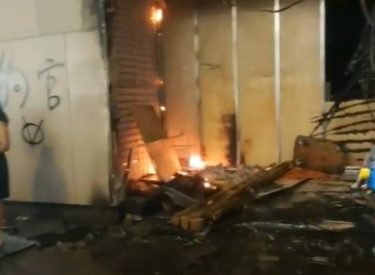 香港反送中抗爭20日入夜後越演越烈,旺角的小米手機、同仁堂等中資店舖遭縱火。圖為旺角的小米手機店。(圖取自facebook.com/standnewshk)