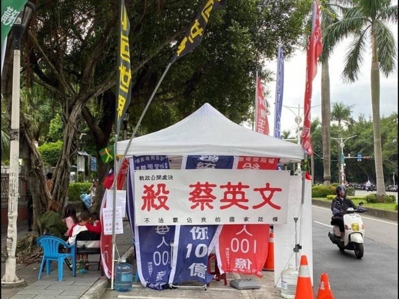 台北市議員梁文傑臉書表示,有人向他檢舉立法院前有總統連署攤位張貼「殺蔡英文」布條。警方中午獲報後,立即派員到場查扣,並將藍信祺依涉嫌恐嚇危害安全罪偵辦。(圖取自梁文傑臉書facebook.com)