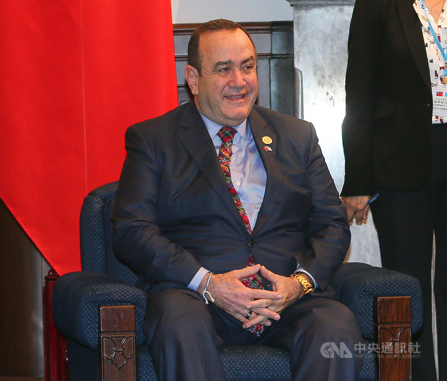 瓜地馬拉共和國總統當選人賈麥岱(Alejandro Eduardo Giammattei)21日表示,就任前來台訪問,是希望向全世界發出明確訊息,「我們會站在台灣這一邊」,攜手成為最堅定友邦。中央社記者謝佳璋攝 108年10月21日