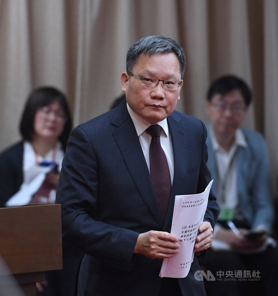 財政部編列109年度稅收預算新台幣1.68兆元,較今年增加1.97%,增幅相對往年保守。財政部長蘇建榮(圖)21日指出,一方面與基期因素有關,且明年仍是平衡預算,對施政應不會造成影響。中央社記者王飛華攝 108年10月21日