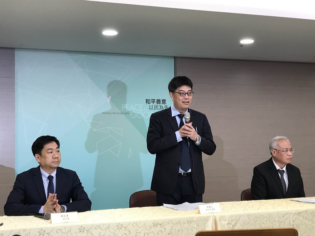 陸委會22日舉行臨時記者會,宣布致函港府,表示將派員赴港押解港女命案凶嫌陳同佳。左起為內政部政務次長陳宗彥、陸委會發言人邱垂正,及法務部常務次長張斗輝。中央社記者繆宗翰攝 108年10月22日