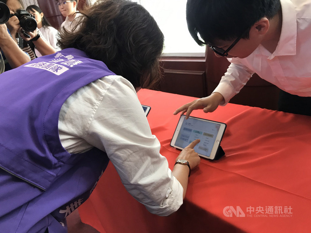 花蓮縣政府推出「智慧福利行動躍升平台」22日正式上線,民進黨籍花蓮縣議員張美慧體驗網站服務。中央社記者張祈攝 108年10月22日